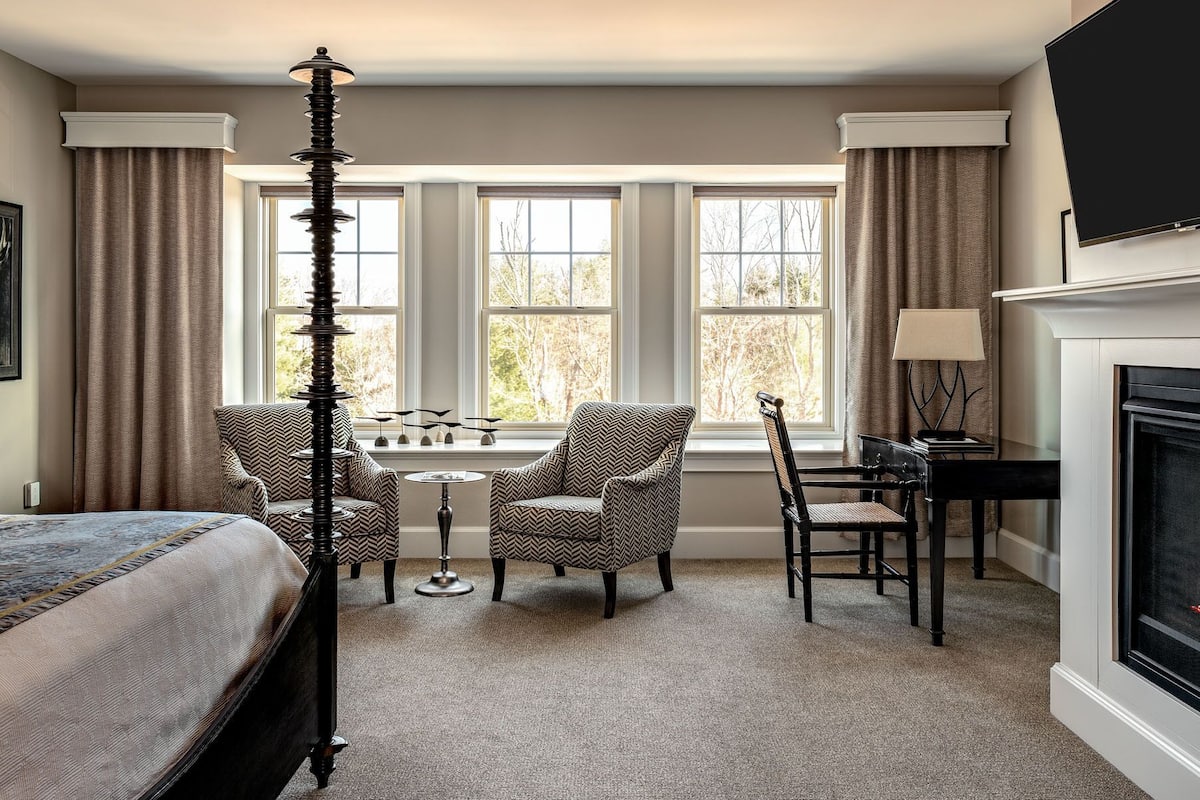 classic room, 1 king bed, fireplace | egyptian cotton sheets, premium bedding, minibar, in-room safe