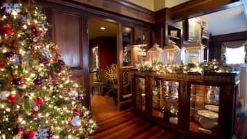 3 restaurants, breakfast, lunch, dinner served; American cuisine