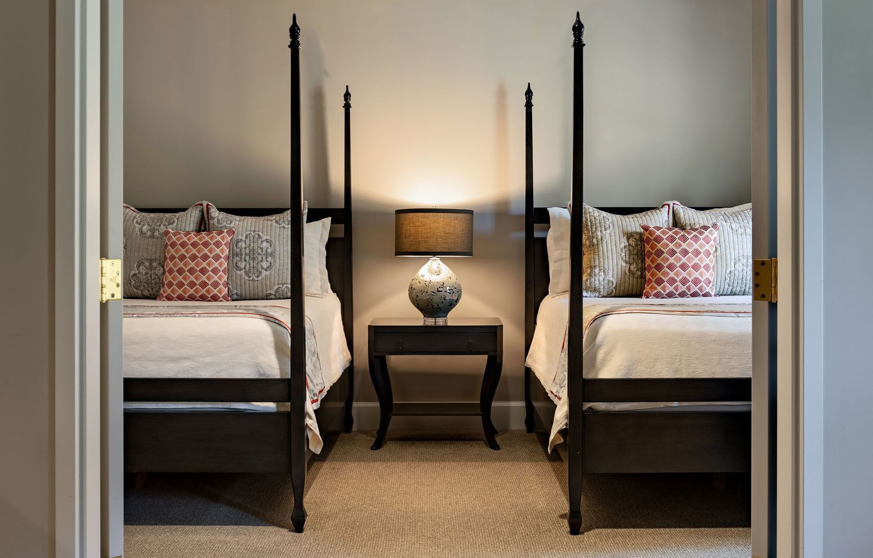 Sábanas de algodón egipcio, ropa de cama de alta calidad y minibar 
