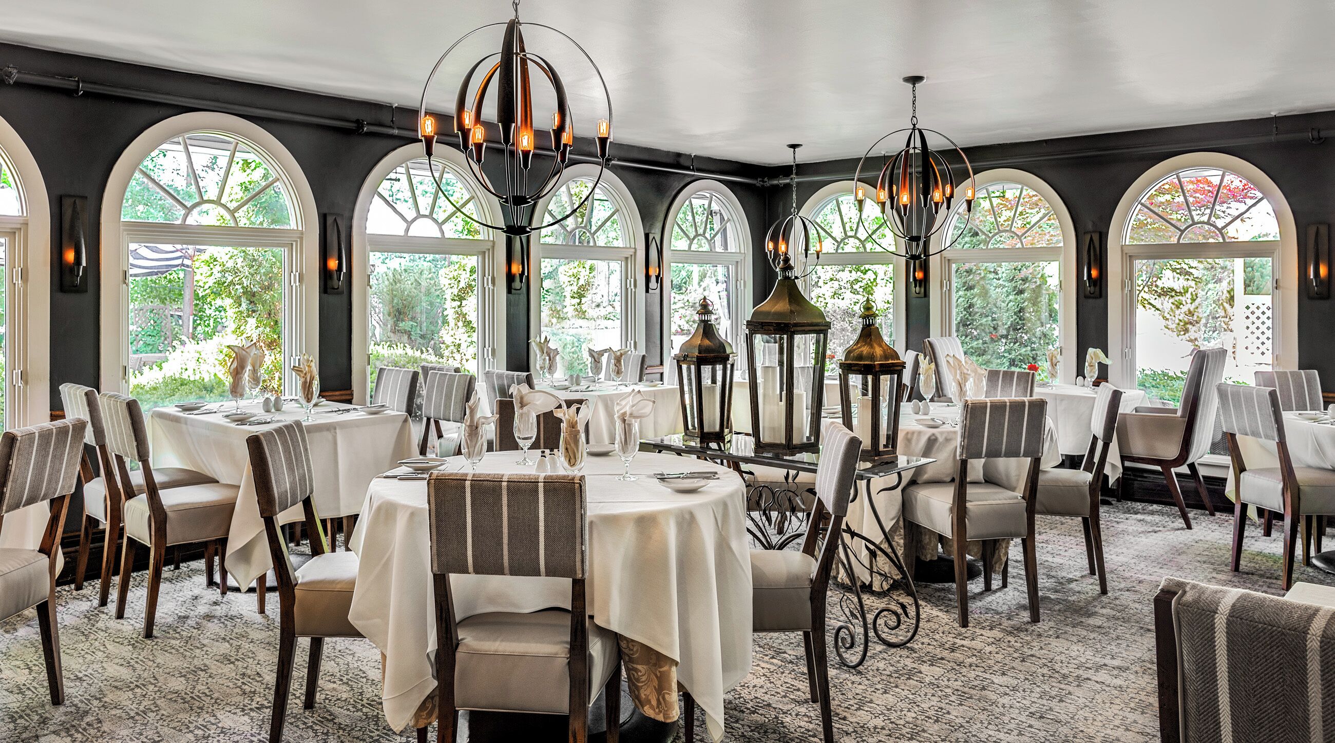 3 間餐廳，供應早餐、午餐和晚餐，美國料理