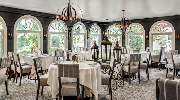 3 restaurants; breakfast, lunch, dinner and brunch served 