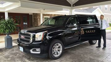 Un SUV GMC Yukon XL negro estacionado en Bedford Village Inn.