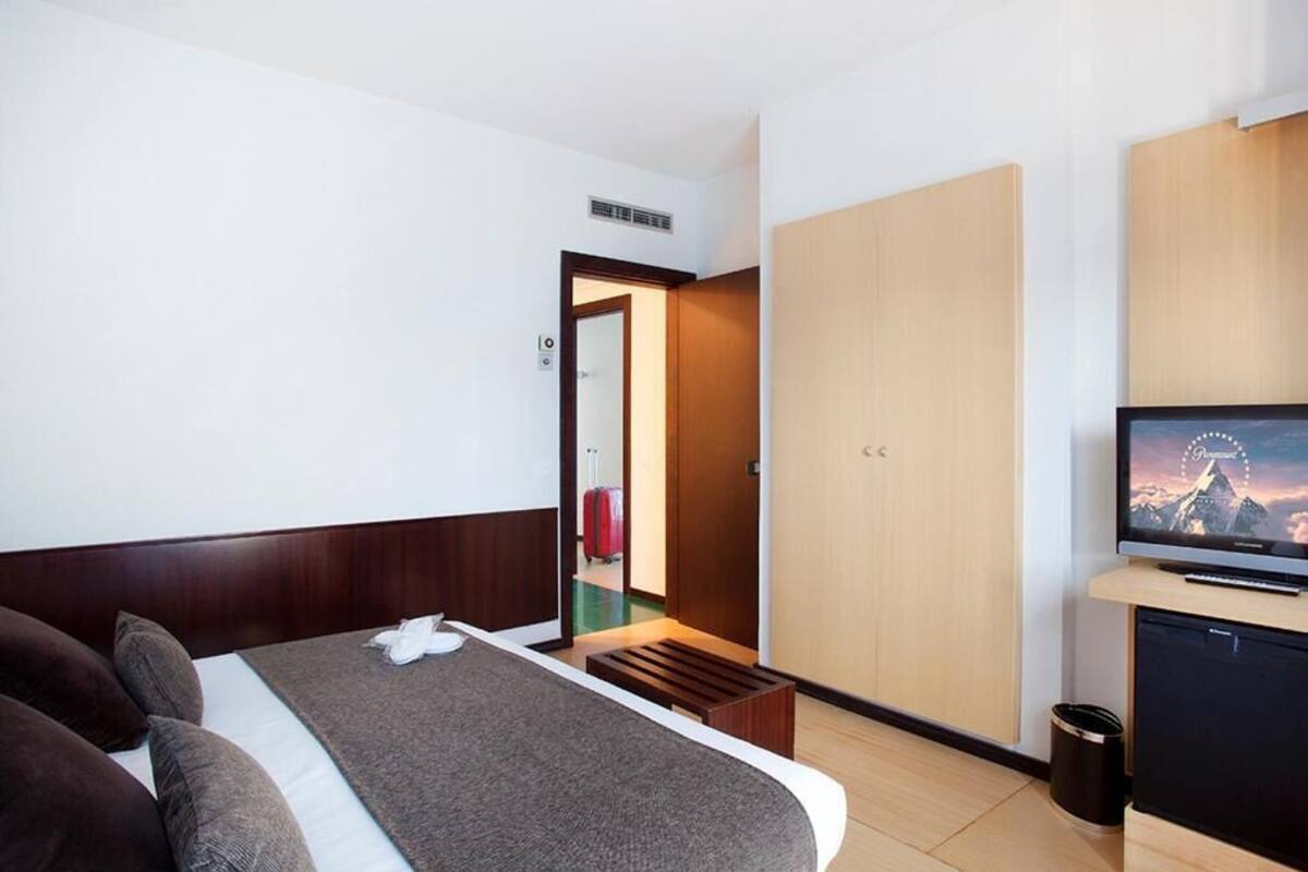 Dundyner, minibar, safe på rommet og skrivebord