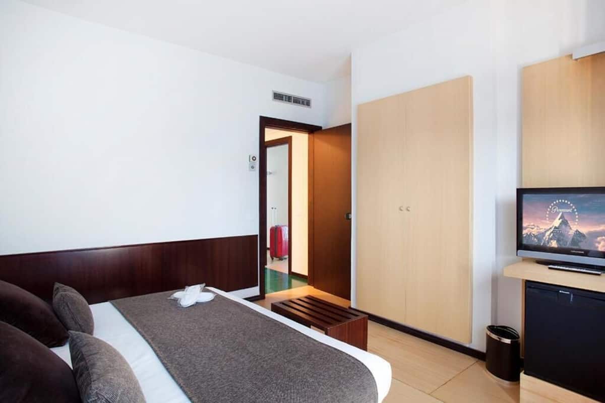 Down comforters, minibar, in-room safe, desk