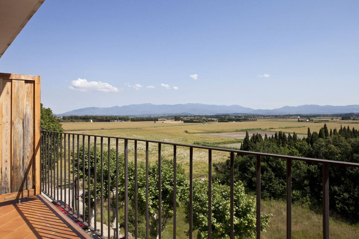 Dobbelt- eller tomannsrom – superior (Empordá View) | Dundyner, minibar, safe på rommet og skrivebord