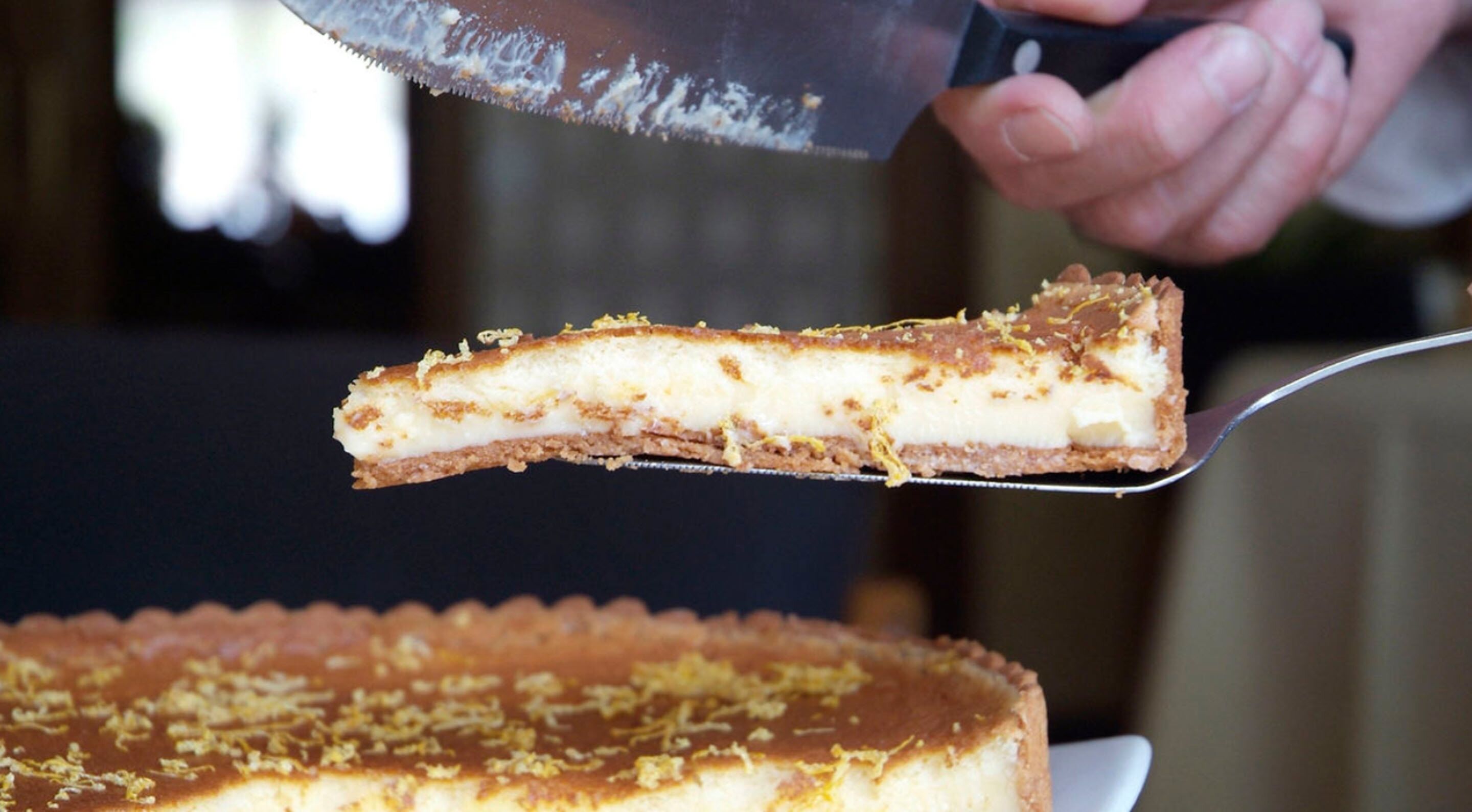 Une part de gâteau au fromage est soulevée à l’aide d’une fourchette.