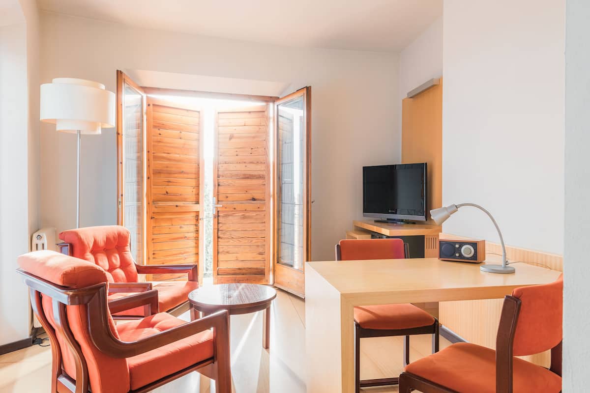 Suite | Dundyner, minibar, safe på rommet og skrivebord