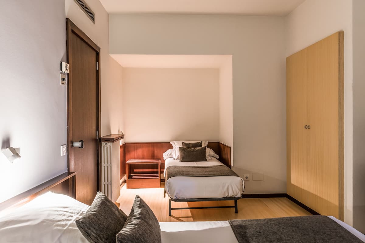 Tremannsrom | Dundyner, minibar, safe på rommet og skrivebord