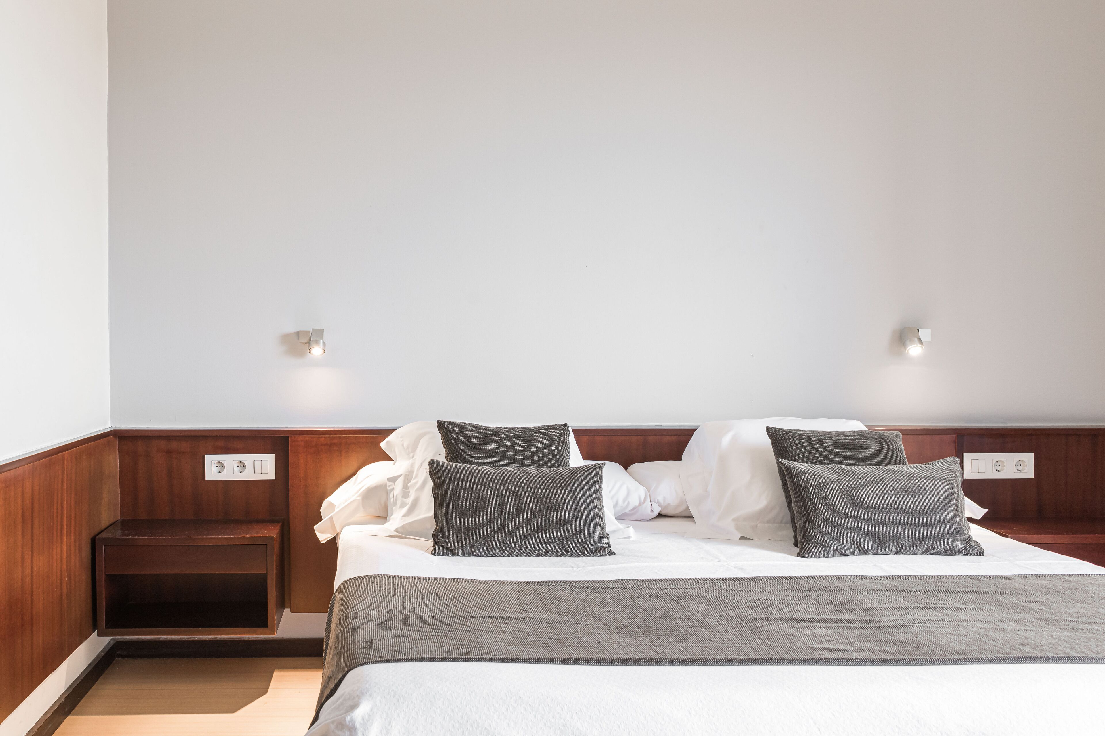 Superior kamer, 1 twee- of 2 eenpersoonsbedden (Empordá View) | Donsdekens, een minibar, een kluis op de kamer, individueel gemeubileerd