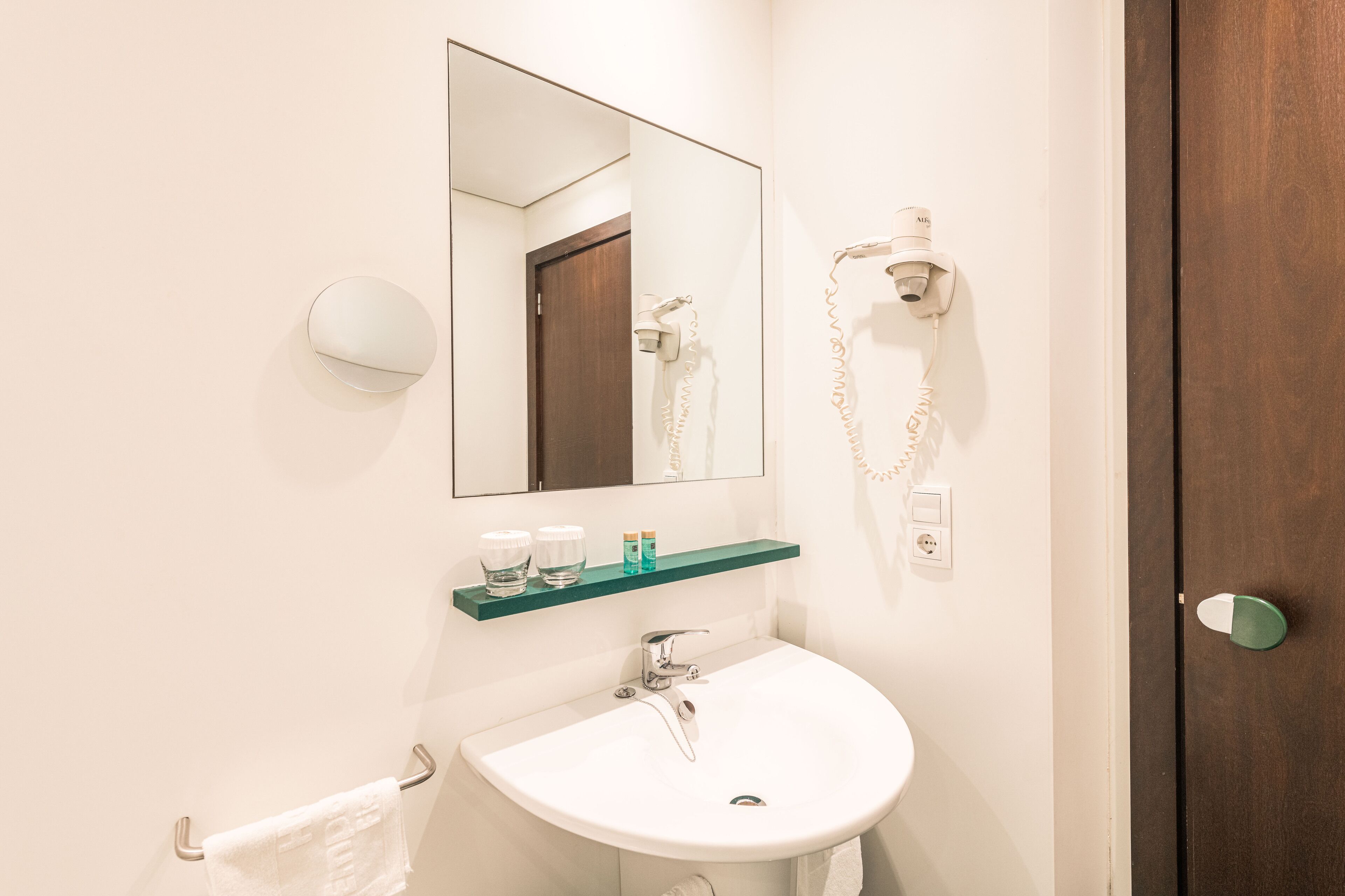 standard room | bathroom | combined shower/bathtub, jetted bath, free toiletries, hair dryer