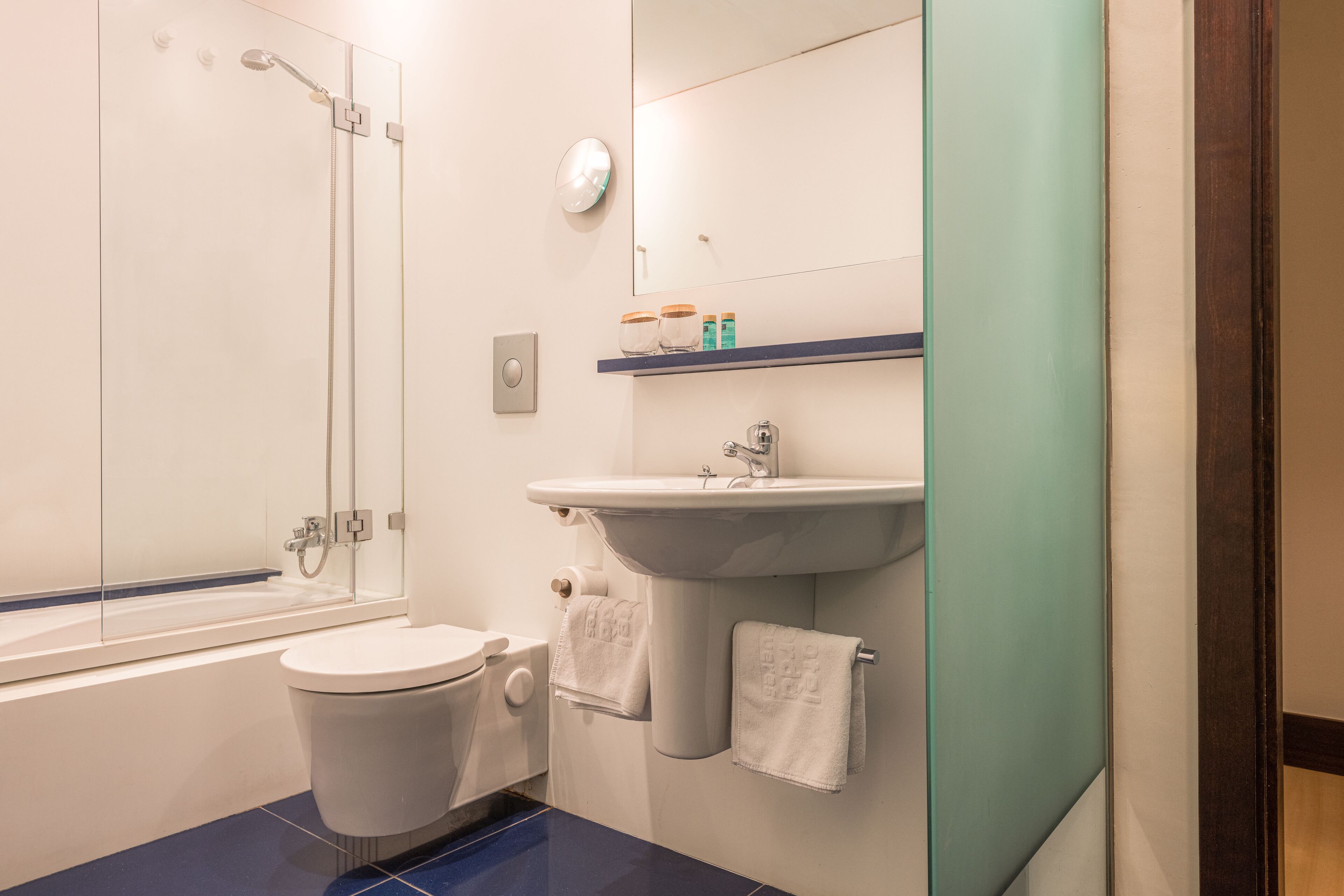 superior double or twin room (empordá view) | bathroom | combined shower/bathtub, jetted bath, free toiletries, hair dryer