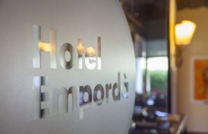 A sign with the words "Hotel Empordà" in a modern font. - Hotel Empordà (Figueres)