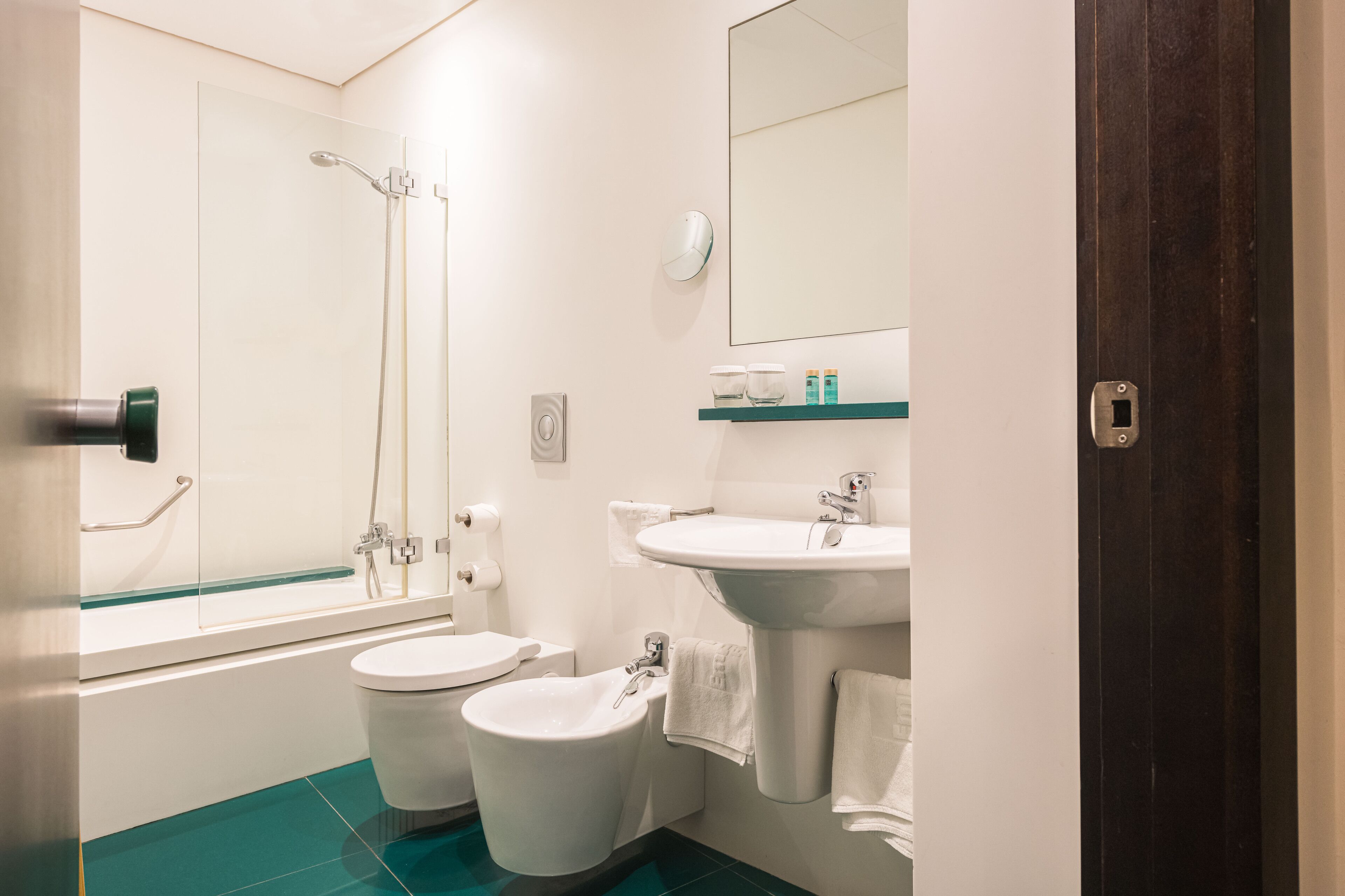 standard room | bathroom | combined shower/bathtub, jetted bath, free toiletries, hair dryer