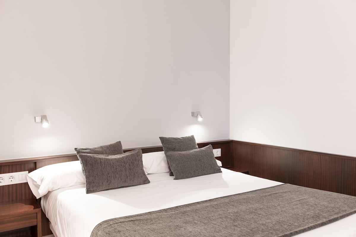 standard room | 1 bedroom, down duvets, minibar, in-room safe
