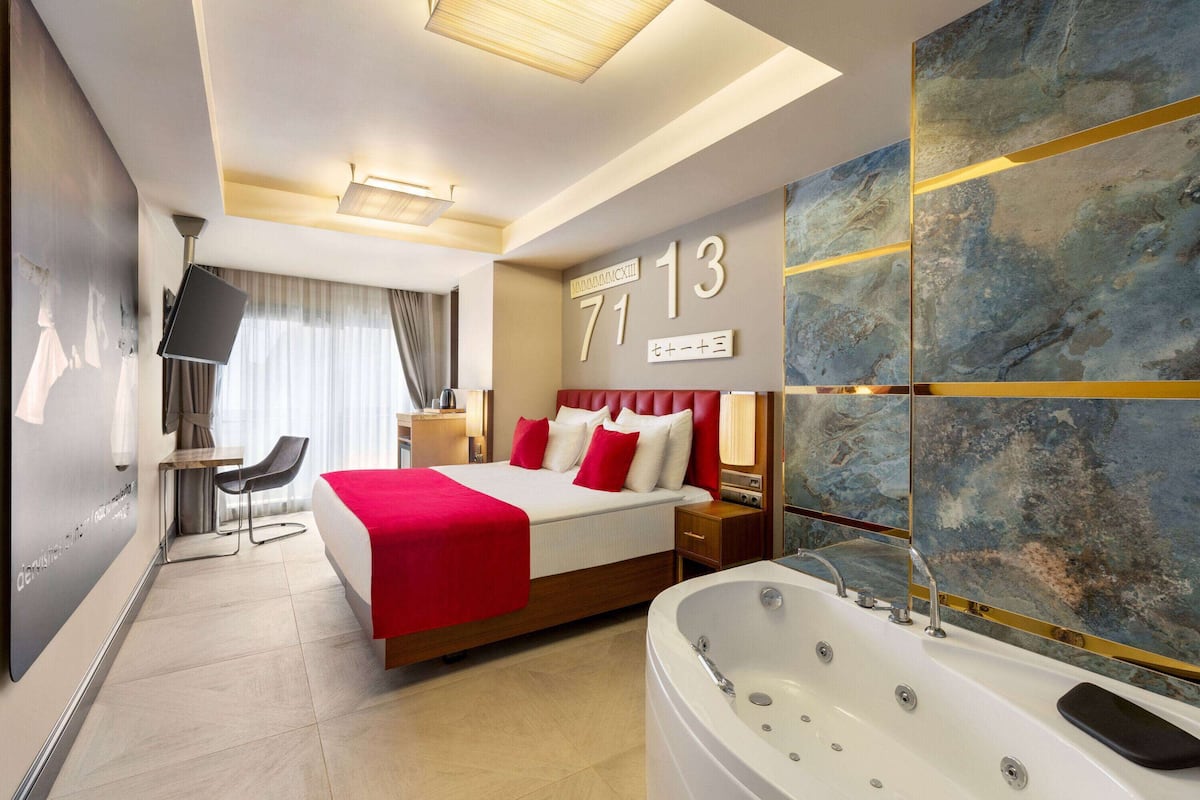 Camera Deluxe, 1 letto singolo, idromassaggio | Biancheria da letto di alta qualità, minibar, una cassaforte in camera