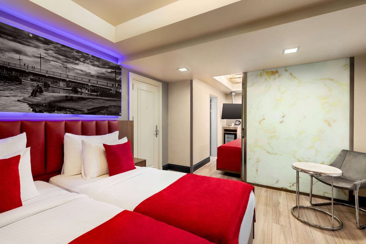 Family Room, 1 Twin Bed | Premium bedding, minibar, in-room safe, desk