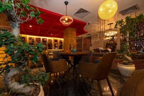 Breakfast, lunch, dinner served; international cuisine  - Ramada by Wyndham Istanbul Pera (Istanbul)
