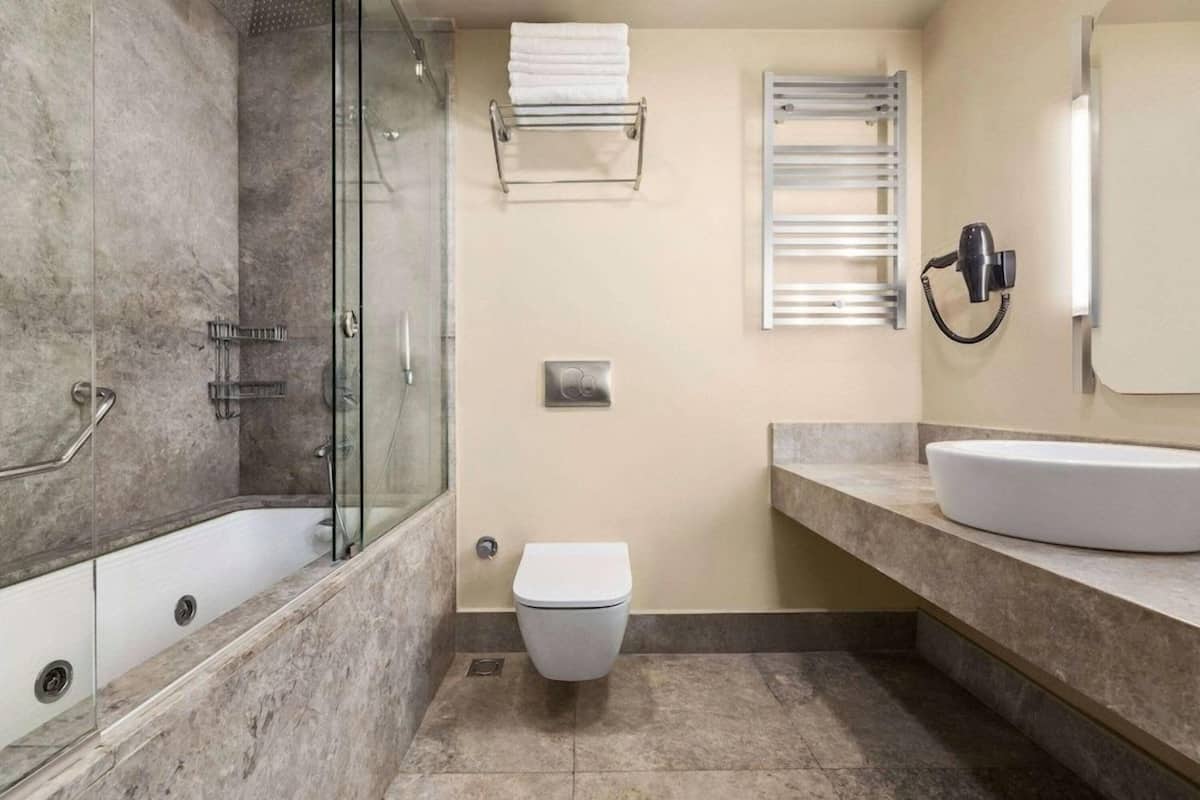 Bathroom | Free toiletries, bathrobes, towels