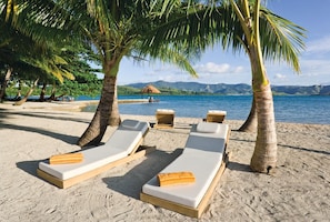 Plage, chaises longues