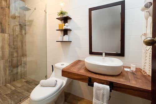 Habitación doble, 1 cama Queen size | Baño | Regadera, amenidades de baño gratuitas, secadora de cabello, toallas
