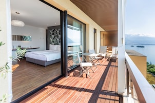 Panorama Lake View Junior Suite | Roupas de cama antialérgicas, cofres nos quartos, escrivaninha