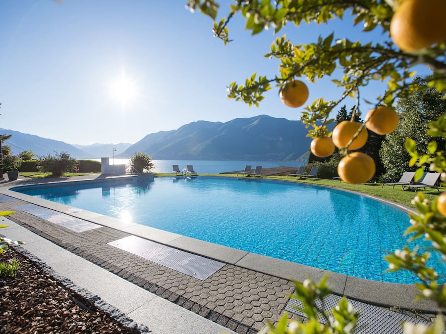 Piscine extérieure, parasols de plage, chaises longues