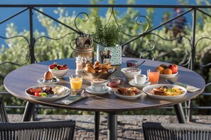 Daily buffet breakfast (CHF 25 per person)