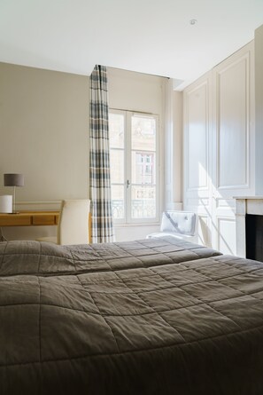 高级双人房 | 办公桌、遮光窗帘、隔音、免费 WiFi