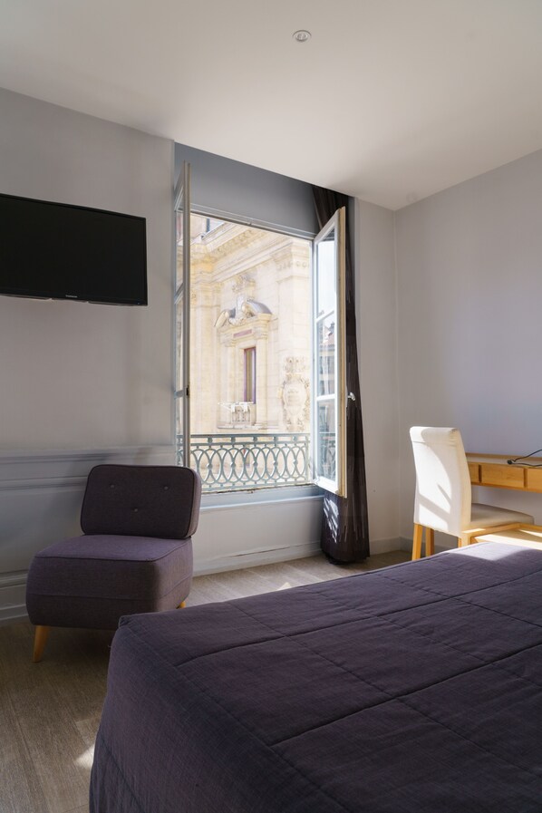 高级三人房 | 办公桌、遮光窗帘、隔音、免费 WiFi