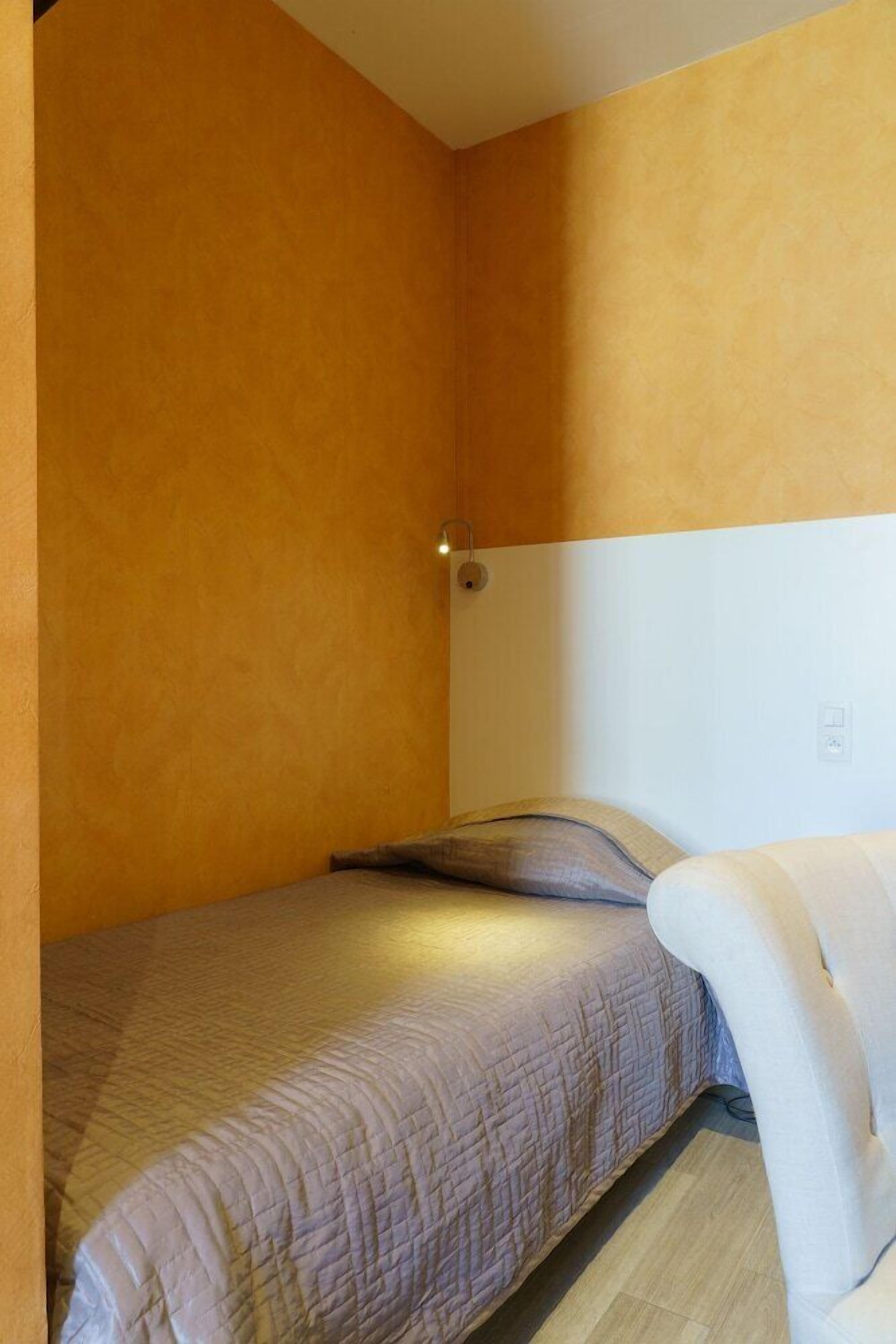 Escritorio, cortinas blackout, sistema de insonorización y wifi gratis 