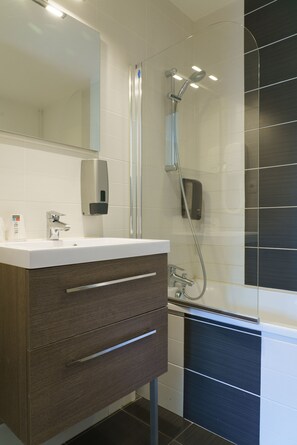 Kamar Double Superior | Kamar mandi | Perlengkapan mandi gratis, pengering rambut,  dan handuk