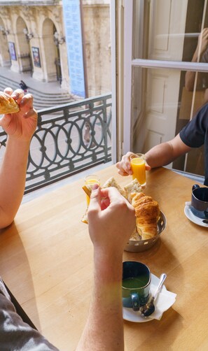 Daily continental breakfast for a fee - Hotel du Theatre (Lyon)