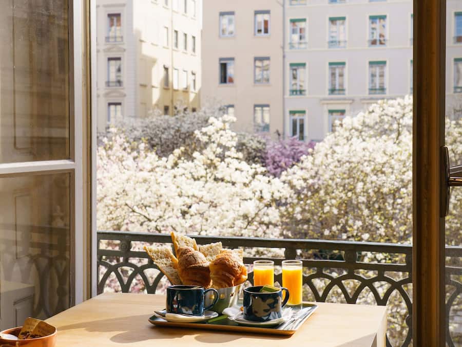 Daily continental breakfast (EUR 9 per person)