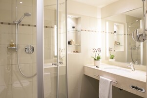 Grand Double Room, 1 Double or 2 Twin Beds, Courtyard View | Bathroom | Shower, free toiletries, hair dryer, bathrobes