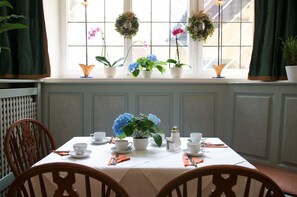 Free buffet breakfast on weekdays 