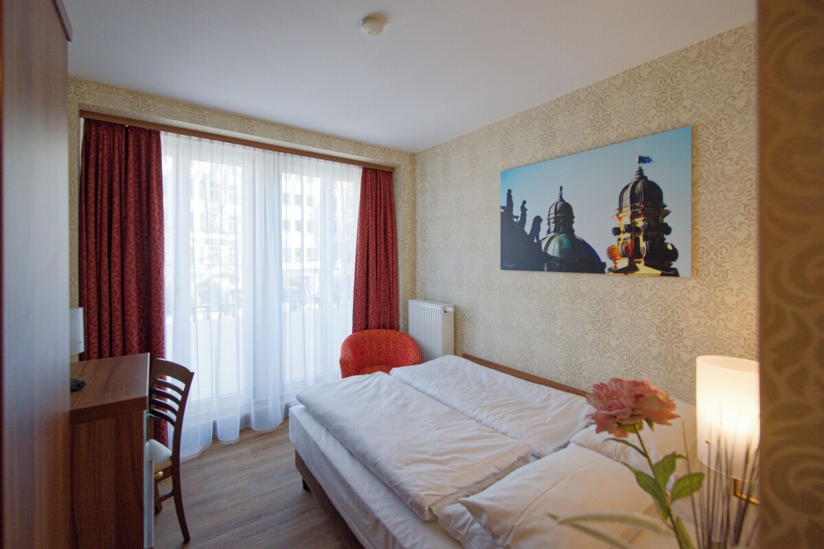 Premium bedding, down comforters, minibar, in-room safe