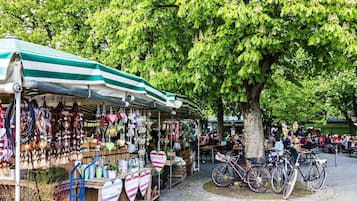 Et marked med hjerteformet pynt og en cykel parkeret i nærheden.