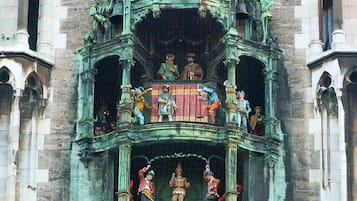 Un balcón de varios niveles con intrincados detalles de metal y estatuas.