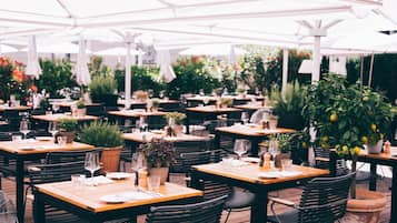 Der serveres aftensmad og lokale retter