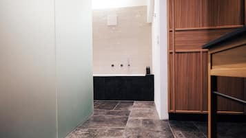 Suite (Maisonette) | Badezimmer | Kostenlose Toilettenartikel, Haartrockner, Handtücher, Seife