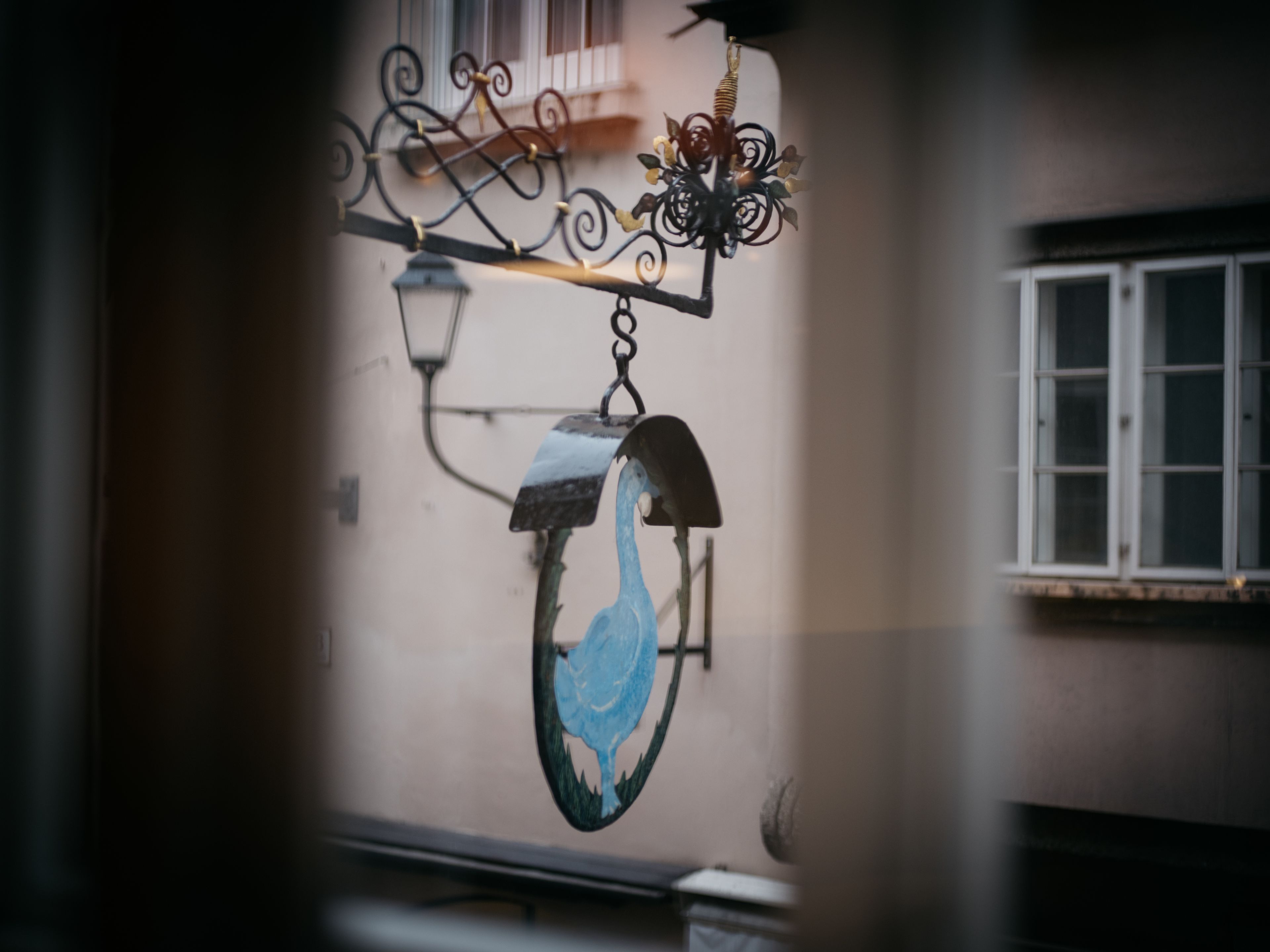 Een hanglamp met decoratief element.