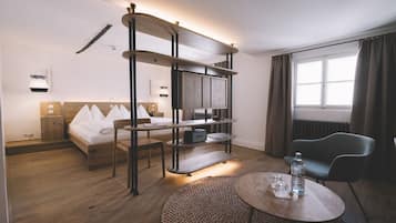 Roba de llit hipoal·lergògena i caixa forta a l'habitació