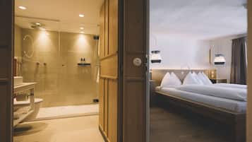 Double Room (small) | Bathroom | Free toiletries, hair dryer, towels, soap