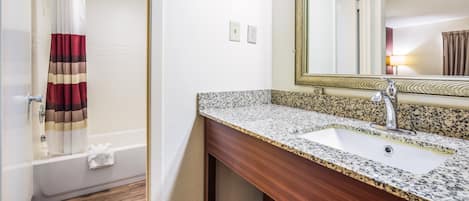 Ensemble baignoire-douche, articles de toilette (gratuits)