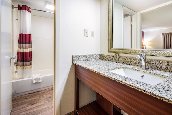 Combined shower/bathtub, free toiletries, towels, soap