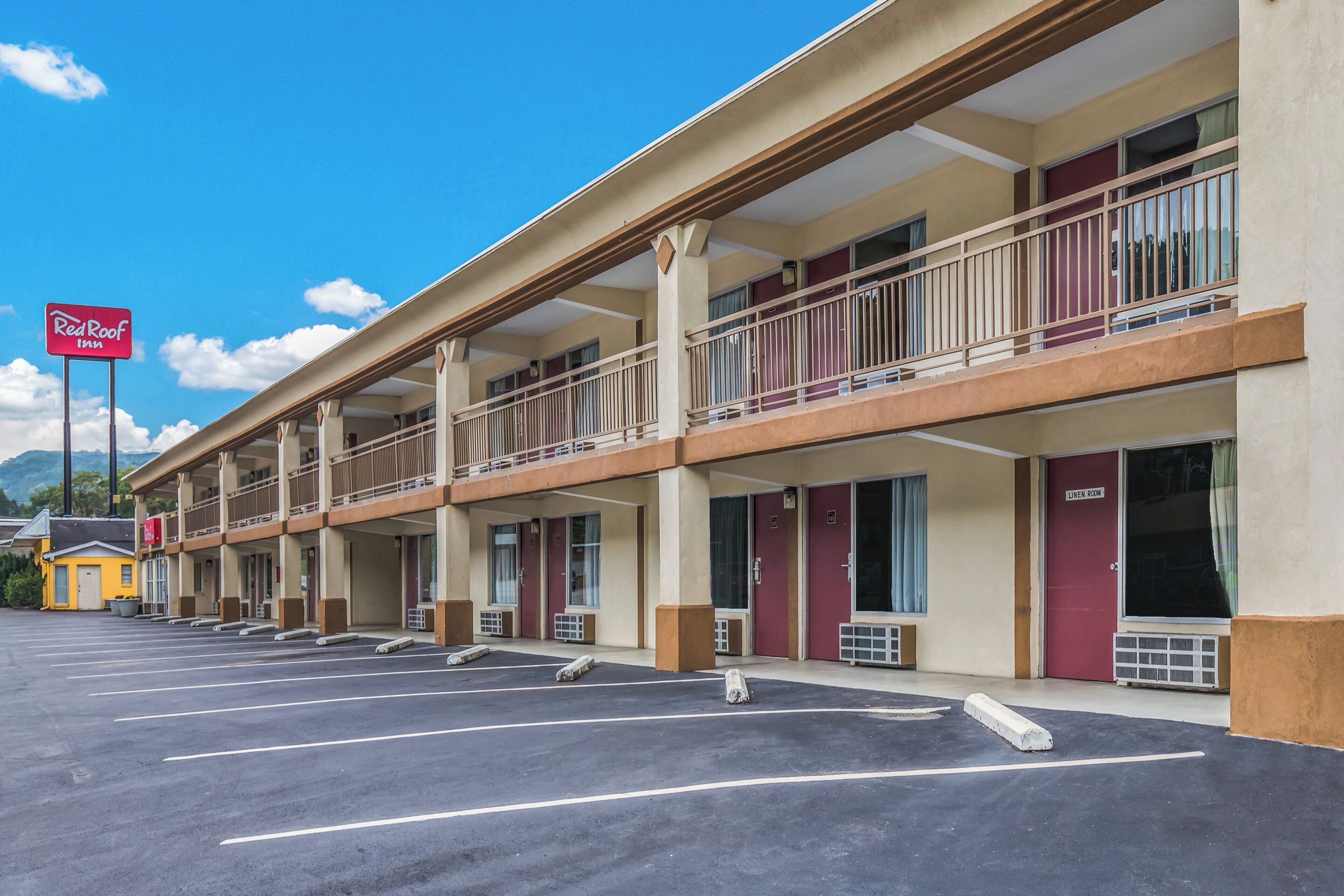 A Red Roof Inn with a parking lot and multiple-story structure.