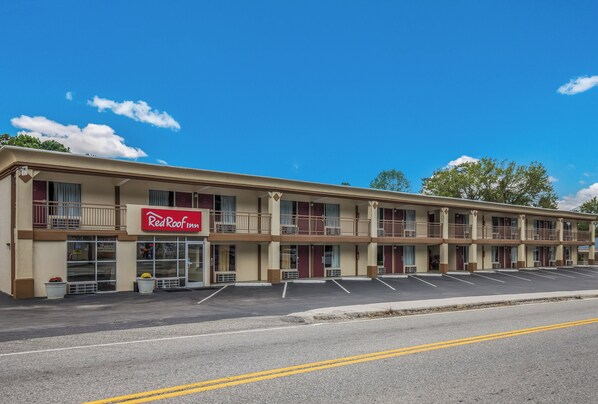 Un hotel Red Roof Inn de dos pisos, con varios balcones y un estacionamiento.