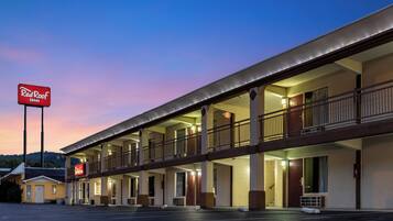 Un hotel Red Roof Inn de dos pisos, con varios balcones y un estacionamiento.