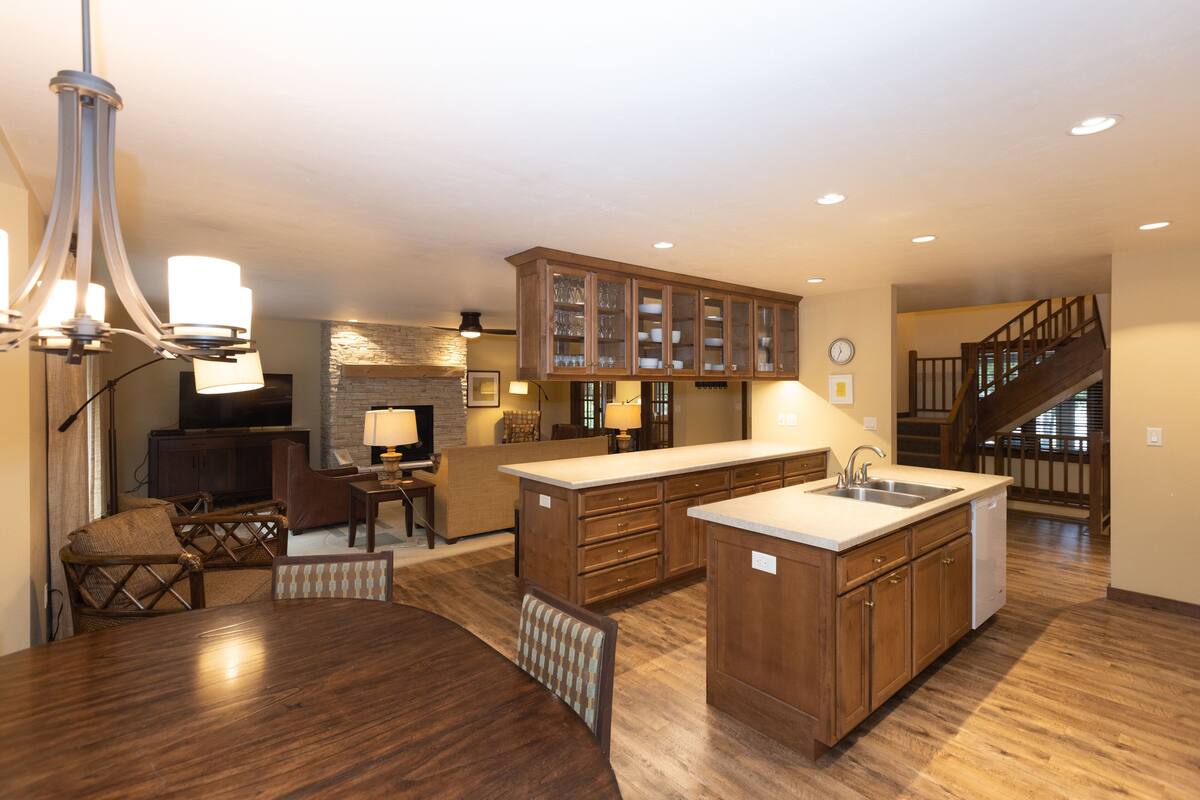 5 bedroom house - white birch | dining room