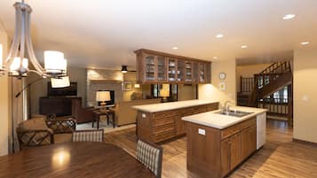 5 Bedroom House - White Birch | Dining room